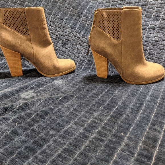 Size 7 - Never Worn - Grey Booties by Spring - Picture 5 of 6